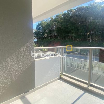 Apartamento com 71m², 2 quartos (sendo 1 suíte), 1 garagem, no bairro Cacupé em Florianópolis