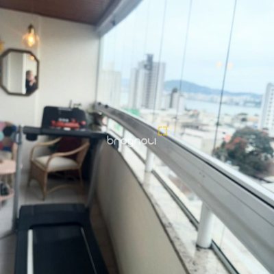 Apartamento com 133m², 4 quartos (sendo 2 suítes), 2 garagens, no bairro Estreito em Florianópolis