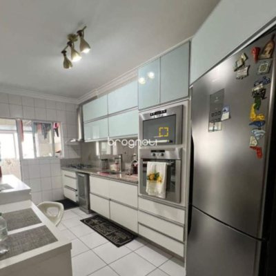 Apartamento com 133m², 4 quartos (sendo 2 suítes), 2 garagens, no bairro Estreito em Florianópolis