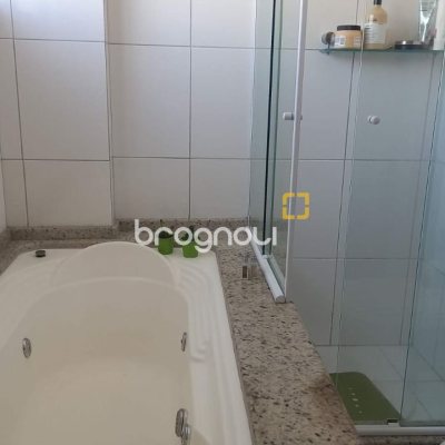 Apartamento com 133m², 4 quartos (sendo 2 suítes), 2 garagens, no bairro Estreito em Florianópolis
