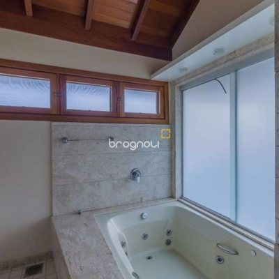 Casa com 929m², 5 quartos (sendo 3 suítes), 5 garagens, no bairro João Paulo em Florianópolis