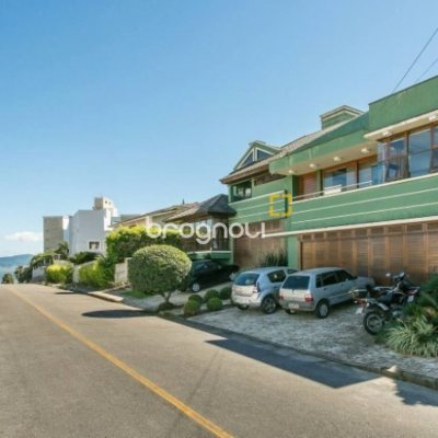 Casa com 929m², 5 quartos (sendo 3 suítes), 5 garagens, no bairro João Paulo em Florianópolis