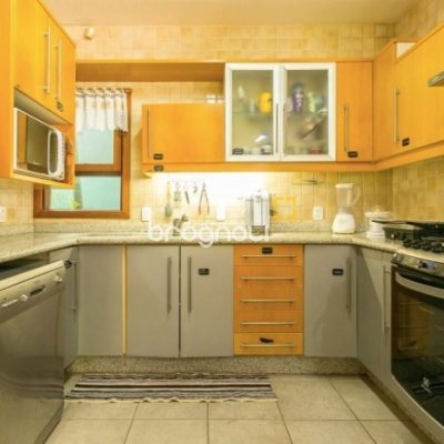 Casa com 929m², 5 quartos (sendo 3 suítes), 5 garagens, no bairro João Paulo em Florianópolis