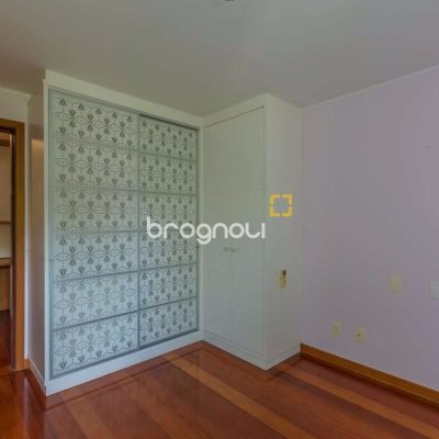 Casa com 929m², 5 quartos (sendo 3 suítes), 5 garagens, no bairro João Paulo em Florianópolis