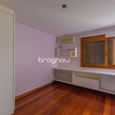 Casa com 929m², 5 quartos (sendo 3 suítes), 5 garagens, no bairro João Paulo em Florianópolis