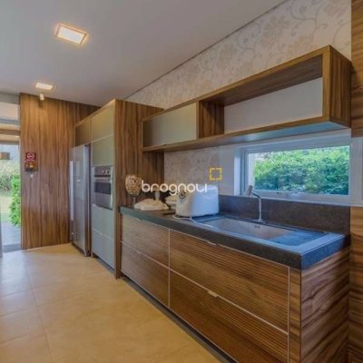 Casa com 929m², 5 quartos (sendo 3 suítes), 5 garagens, no bairro João Paulo em Florianópolis