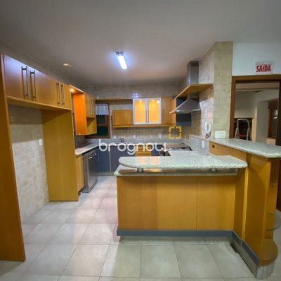 Casa com 929m², 5 quartos (sendo 3 suítes), 5 garagens, no bairro João Paulo em Florianópolis