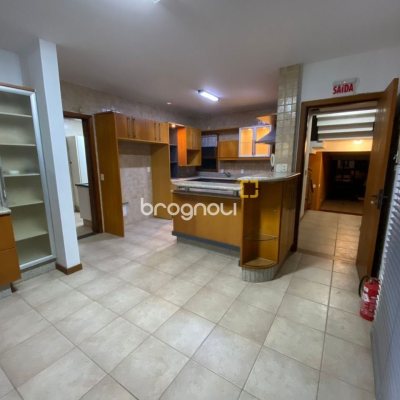 Casa com 929m², 5 quartos (sendo 3 suítes), 5 garagens, no bairro João Paulo em Florianópolis