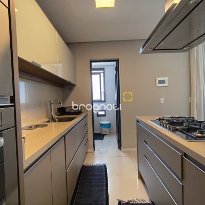 Cobertura com 140m², 3 quartos (sendo 1 suíte), 2 garagens, no bairro Kobrasol em São José