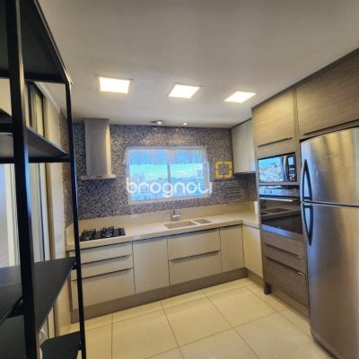 Apartamento com 115m², 2 quartos (sendo 2 suítes), 2 garagens, no bairro Agronômica em Florianópolis