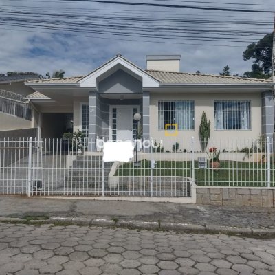 Casa com 209m², 4 quartos (sendo 1 suíte), 4 garagens, no bairro Carvoeira em Florianópolis