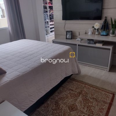 Casa com 209m², 4 quartos (sendo 1 suíte), 4 garagens, no bairro Carvoeira em Florianópolis