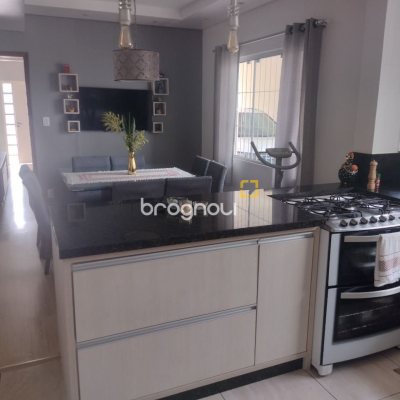 Casa com 209m², 4 quartos (sendo 1 suíte), 4 garagens, no bairro Carvoeira em Florianópolis