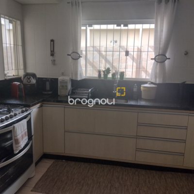Casa com 209m², 4 quartos (sendo 1 suíte), 4 garagens, no bairro Carvoeira em Florianópolis