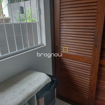 Casa com 209m², 4 quartos (sendo 1 suíte), 4 garagens, no bairro Carvoeira em Florianópolis
