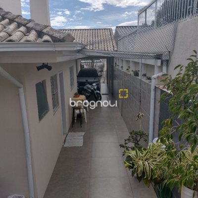 Casa com 209m², 4 quartos (sendo 1 suíte), 4 garagens, no bairro Carvoeira em Florianópolis