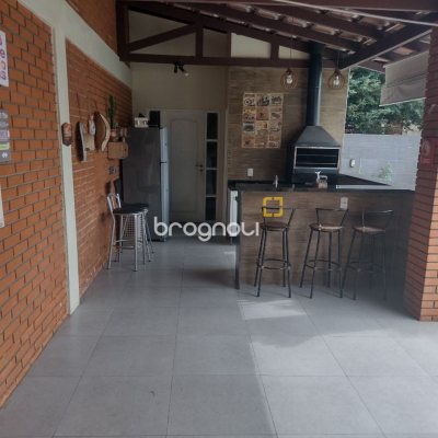 Casa com 209m², 4 quartos (sendo 1 suíte), 4 garagens, no bairro Carvoeira em Florianópolis
