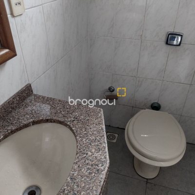 Casa com 209m², 4 quartos (sendo 1 suíte), 4 garagens, no bairro Carvoeira em Florianópolis