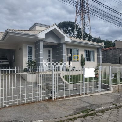 Casa com 209m², 4 quartos (sendo 1 suíte), 4 garagens, no bairro Carvoeira em Florianópolis