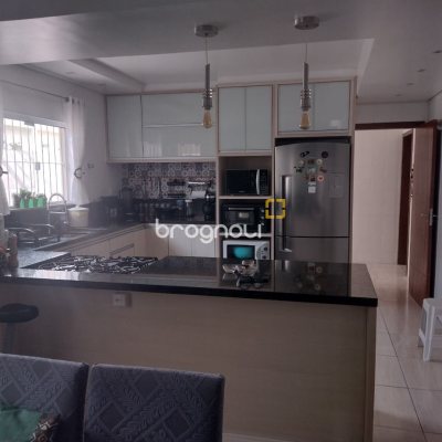 Casa com 209m², 4 quartos (sendo 1 suíte), 4 garagens, no bairro Carvoeira em Florianópolis