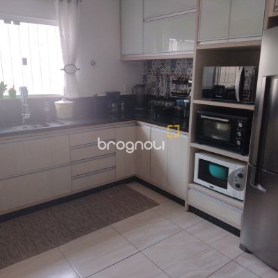 Casa com 209m², 4 quartos (sendo 1 suíte), 4 garagens, no bairro Carvoeira em Florianópolis