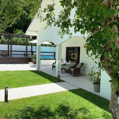Casa com 303m², 7 quartos (sendo 7 suítes), 3 garagens, no bairro Canasvieiras em Florianópolis
