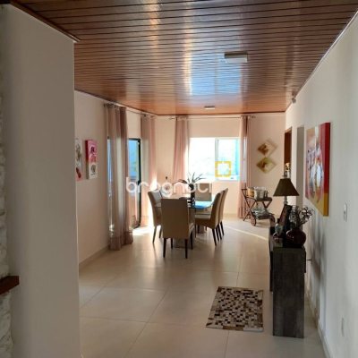 Casa com 303m², 7 quartos (sendo 7 suítes), 3 garagens, no bairro Canasvieiras em Florianópolis