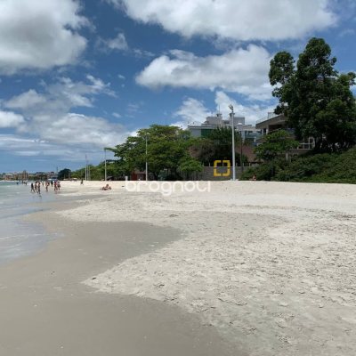 Casa com 303m², 7 quartos (sendo 7 suítes), 3 garagens, no bairro Canasvieiras em Florianópolis