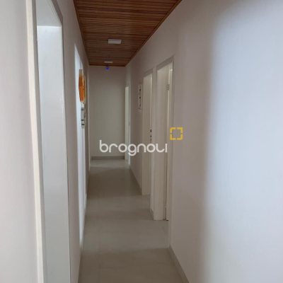 Casa com 303m², 7 quartos (sendo 7 suítes), 3 garagens, no bairro Canasvieiras em Florianópolis