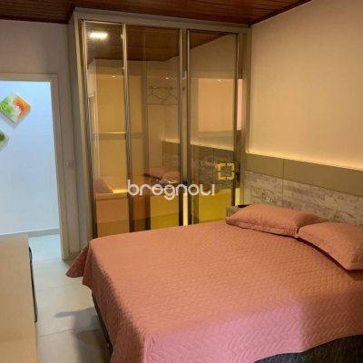 Casa com 303m², 7 quartos (sendo 7 suítes), 3 garagens, no bairro Canasvieiras em Florianópolis