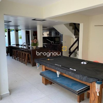 Casa com 303m², 7 quartos (sendo 7 suítes), 3 garagens, no bairro Canasvieiras em Florianópolis