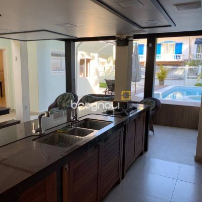 Casa com 303m², 7 quartos (sendo 7 suítes), 3 garagens, no bairro Canasvieiras em Florianópolis