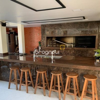 Casa com 303m², 7 quartos (sendo 7 suítes), 3 garagens, no bairro Canasvieiras em Florianópolis