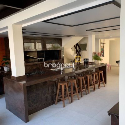 Casa com 303m², 7 quartos (sendo 7 suítes), 3 garagens, no bairro Canasvieiras em Florianópolis