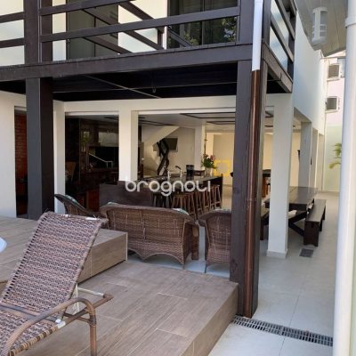 Casa com 303m², 7 quartos (sendo 7 suítes), 3 garagens, no bairro Canasvieiras em Florianópolis