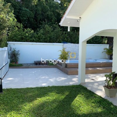 Casa com 303m², 7 quartos (sendo 7 suítes), 3 garagens, no bairro Canasvieiras em Florianópolis