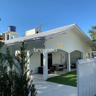 Casa com 303m², 7 quartos (sendo 7 suítes), 3 garagens, no bairro Canasvieiras em Florianópolis