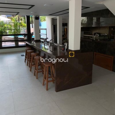 Casa com 303m², 7 quartos (sendo 7 suítes), 3 garagens, no bairro Canasvieiras em Florianópolis