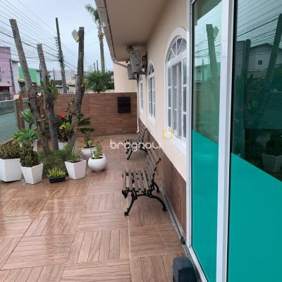 Casa com 207m², 3 quartos (sendo 1 suíte), 3 garagens, no bairro Flor de Nápolis em São José