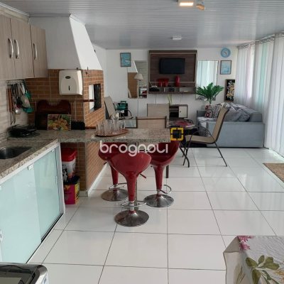 Casa com 207m², 3 quartos (sendo 1 suíte), 3 garagens, no bairro Flor de Nápolis em São José