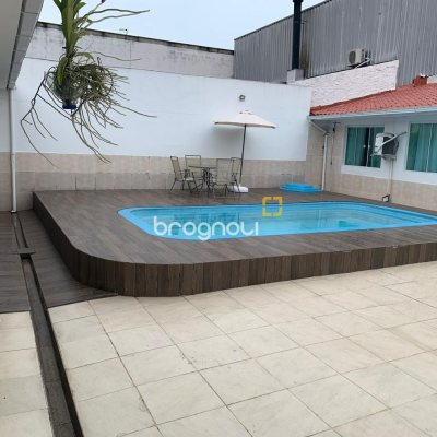 Casa com 207m², 3 quartos (sendo 1 suíte), 3 garagens, no bairro Flor de Nápolis em São José