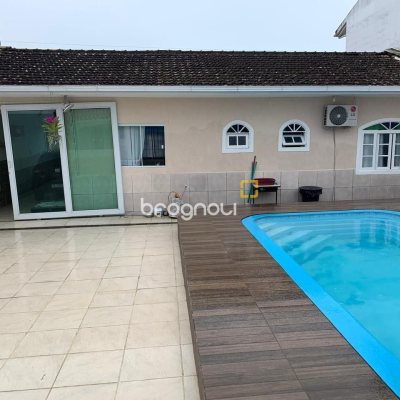 Casa com 207m², 3 quartos (sendo 1 suíte), 3 garagens, no bairro Flor de Nápolis em São José