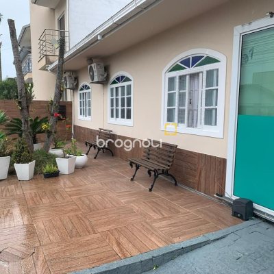 Casa com 207m², 3 quartos (sendo 1 suíte), 3 garagens, no bairro Flor de Nápolis em São José