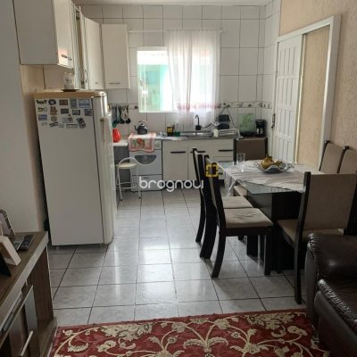 Casa com 207m², 3 quartos (sendo 1 suíte), 3 garagens, no bairro Flor de Nápolis em São José