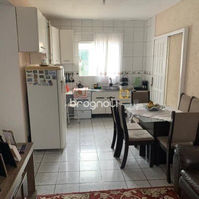 Casa com 207m², 3 quartos (sendo 1 suíte), 3 garagens, no bairro Flor de Nápolis em São José