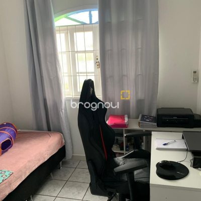 Casa com 207m², 3 quartos (sendo 1 suíte), 3 garagens, no bairro Flor de Nápolis em São José