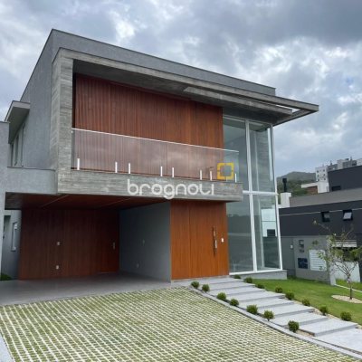 Casa de Condomínio com 339m², 4 quartos (sendo 4 suítes), 4 garagens, no bairro Pedra Branca em Palhoça