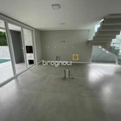 Casa de Condomínio com 339m², 4 quartos (sendo 4 suítes), 4 garagens, no bairro Pedra Branca em Palhoça