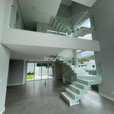 Casa de Condomínio com 339m², 4 quartos (sendo 4 suítes), 4 garagens, no bairro Pedra Branca em Palhoça