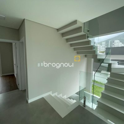 Casa de Condomínio com 339m², 4 quartos (sendo 4 suítes), 4 garagens, no bairro Pedra Branca em Palhoça